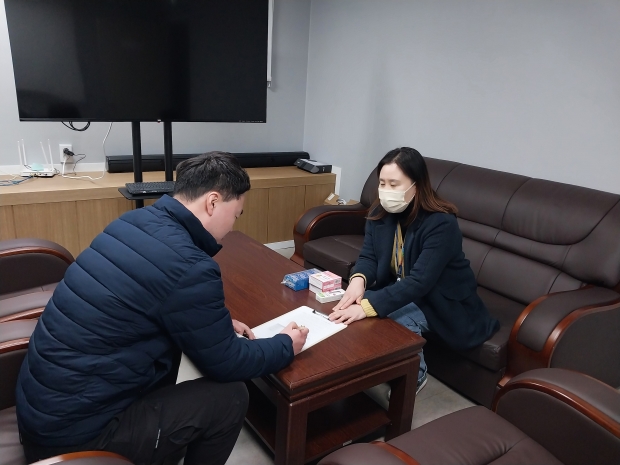 성심메디컬 직원이 이동금연 클리닉에서 상담을 받고 있다