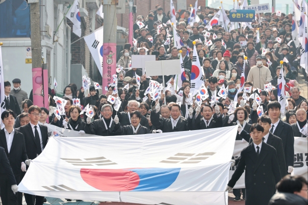 유정복 인천광역시장이 제106주년 3.1절인 1일 창영초등학교 일대에서 시민들과 만세운동 시가행진을 재현하고 있다.