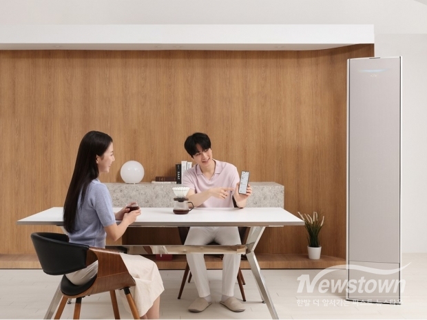  삼성전자 모델이 스마트싱스를 활용해 ‘AI 쾌적’, ‘AI 절약모드’ 등 다양한 에어컨 AI 기능을 갖춘 삼성전자 2025년 에어컨을 체험하고 있다./ 사진=삼성전자 제공 