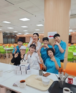 부천시청 구내식당 현장실습을 마치고 직원들로부터 축하를 받고 있는 박예원 씨(첫 째줄    두 번째)