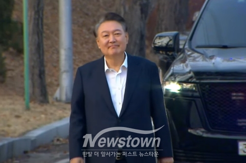 구치소에서 나오는 윤석열 대통령/채널A