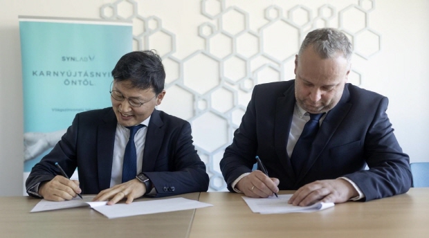 사진설명 : 전략적 파트너십 체결 후 서명하는 피플바이오 강성민 대표(왼쪽)와 신랩 헝가리 레바이 리차드(Levai Richard) 대표(오른쪽)