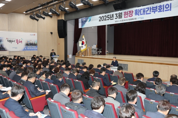 이강덕 시장이 10일 흥해포은도서관에서 현장 확대간부회의를 주재하며 미래가 달려 있는 도시 경쟁력 확보를 위해 맡은 바 업무에 매진해 줄 것을 당부하고 있다