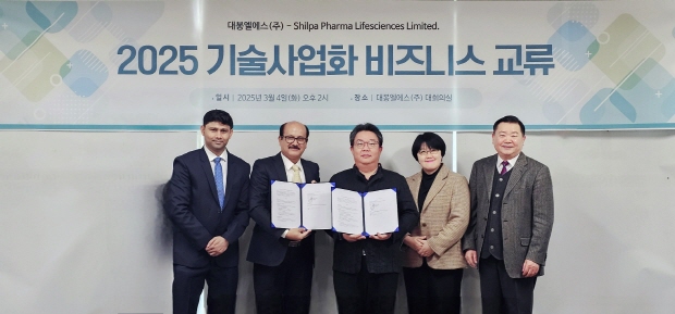 4일 박진오 대봉엘에스 대표(오른쪽에서 세 번째)와 Shilpa사 Dr. Dipak Kalita 부사장(두 번째)이 비만 치료제 ‘리라글루티드 CDMO 협력 강화’를 위한 논의를 마친 후 기념사진을 촬영하고 있다.