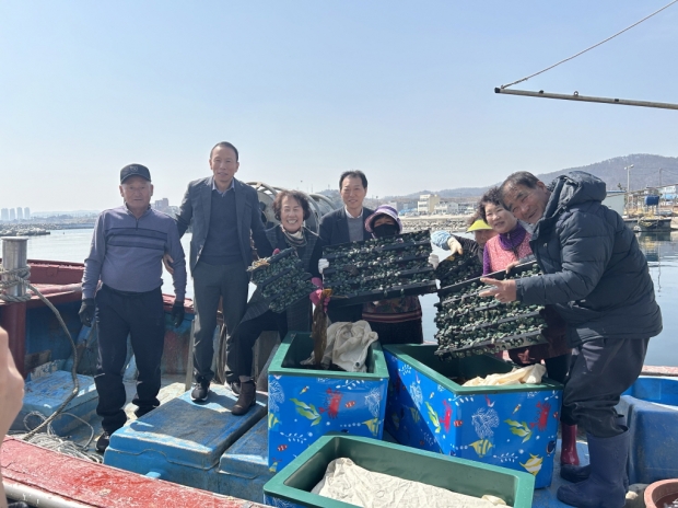 포항시는 11일 어린 전복 약 14만 마리를 호미곶·구룡포 지역 내 어촌계 마을 어장 4개소에 방류했다.
