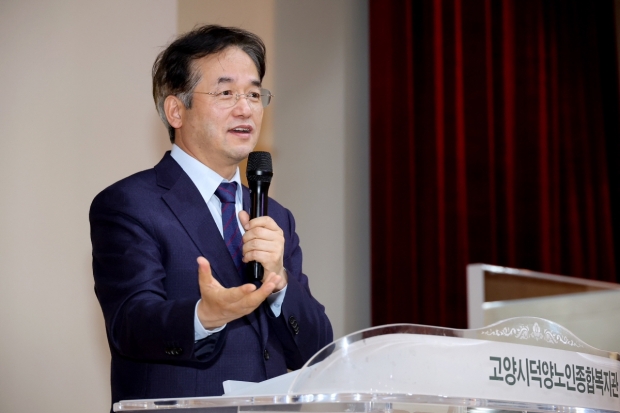 덕양노인대학 제33기 신입생 입학식에서 인사말 중인 이동환 고양특례시장