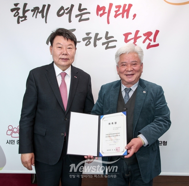 당진시가 3월 17일 시청 시장실에서 김주회 대전대학교 대학원 융합컨설팅학과 교수를 ‘재난안전분야 정책특별보좌관’으로 위촉했다. 사진) 좌측부터 오성환 당진시장, 김주회 대전대학교 교수