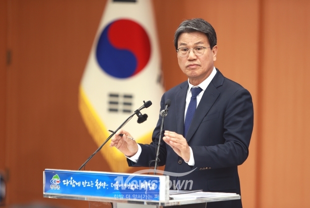 김돈곤 청양군수가 3월 18일 군청 대회의실에서 언론인들이 참석한 가운데 새해 들어 첫 언론 브리핑을 갖고, 지천댐 건설이 발표된 초기부터 지금까지 같은 입장임을 거듭 강조했다.