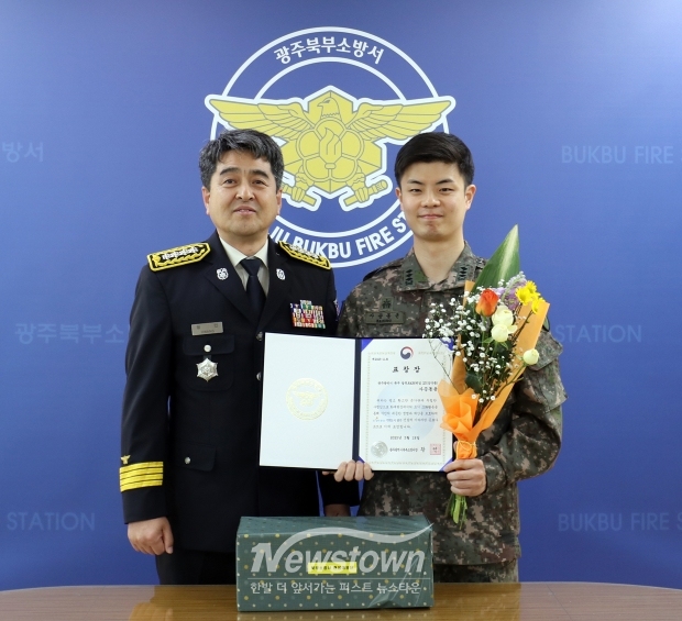 황인 서장(사진/좌측)이 감사의 뜻을 담아 육군31보병사단 대위 사공동윤(사진/우측) 씨에게 표창을 수여했다.