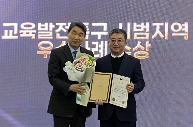 왼쪽부터 이주호 교육부장관, 장상길 포항시 부시장