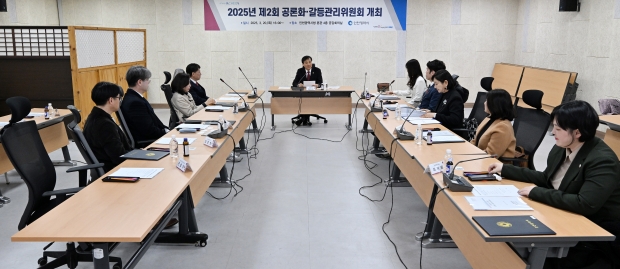 황효진 글로벌도시정무부시장이 20일 시청 공감회의실에서 열린 '2025년 제2회 공론화·갈등관리위원회'에서 인사말을 하고 있다