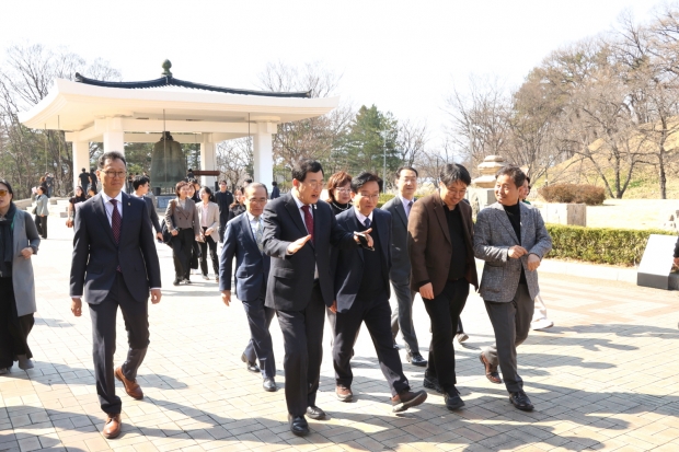 21일 국회 외교통일위원회 소속 의원들이 주낙영 경주시장의 안내로 APEC 정상회의가 열릴 하이코와 주요 시설을 둘러보고 있다.