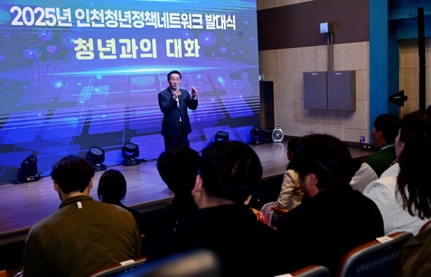 유정복 인천광역시장이 21일 미추홀구 틈문화창작지대에서 열린 '2025년 인천청년정책네트워크 발대식'에서 청년과 대화의 시간을 갖고 있다.