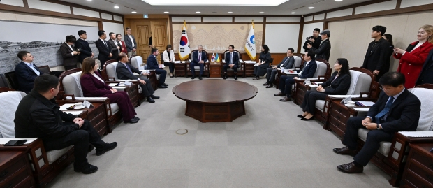 유정복 인천광역시장이 24일 시청 접견실에서 드미트로 포노마렌코(Dmytro Ponomarenko) 주한 우크라이나 대사와 우크라이나 경제사절단을 접견하고 협력 방안을 논의하고 있다.