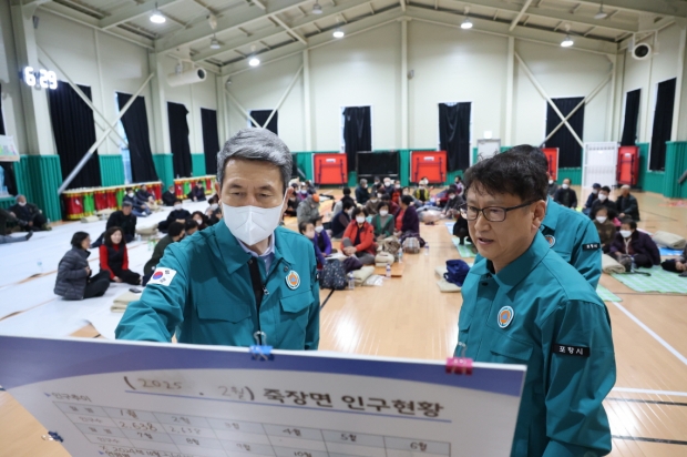 죽장면 체육센터에 마련된 주민대피소를 방문한 이강덕 포항시장