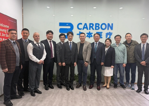카본 메디칼과 이지메디봇의 MOU 체결 기념 사진 (사진=더블유에스아이 제공)