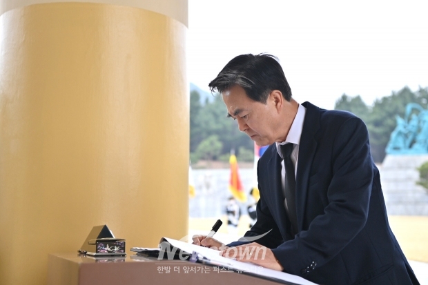 김태흠 충남도지사가 3월 27일 제10회 서해수호의 날을 맞아 국립대전현충원 제2연평해전·천안함 묘역을 참배하고 방명록에 “서해를 지켜낸 영웅들, 영원히 기억될 이름들 그들의 희생정신을 영원히 잊지 않겠습니다”라고 적었다.