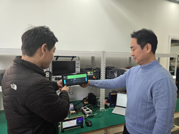 사진설명: 탑런토탈솔루션 박영근 대표이사가 판교 탑런토탈솔루션 R&D센터에서 전장용 디스플레이 백라이트를 점검하고 있다.