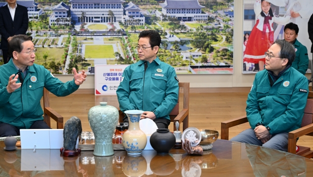 유정복 인천광역시장이 30일 경상북도 도청에서 이철우 경상북도지사, 고기동 중앙재난안전대책본부장(행정안전부 장관 직무대행)과 산불피해 관련 지원 대책 등을 논의하고 있다.