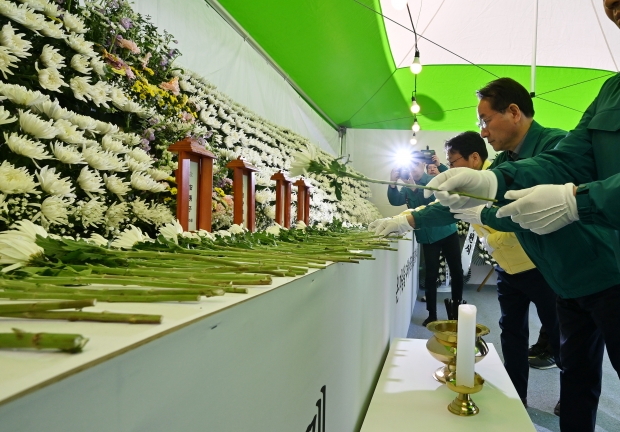 유정복 인천광역시장이 30일 경북 안동역에 마련된 안동 산불 재난 희생자 시민분향소에서 헌화와 분향을 하고 있다.