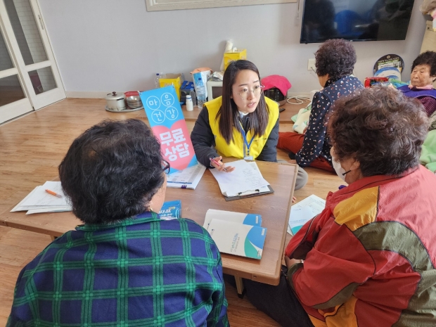 포항시 북구보건소 트라우마센터는 3월 31일 산불 피해로 주민대피령이 발령된 영덕군 경정2리 마을회관을 방문해 심리 지원 활동을 진행했다