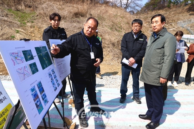 조길형 충주시장이 3월 31일 수안보온천역 일대를 방문해 현장점검을 실시했다. 조 시장은 “수안보온천 역 일대와 수안보 진입도로 전반을 꼼꼼히 살펴달라”며 “충주가 수도권과의 접근성이 대폭 확대된 만큼, 관광객들을 맞이하기 위한 준비에 최선을 다하겠다”고 말했다.