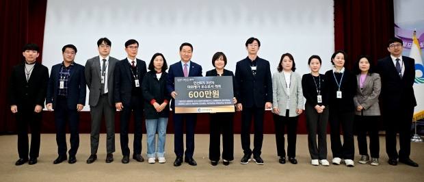 유정복 인천시장이 1일 시청 대회의실에서 열린 ‘4월 월례조회’에서 성과 우수부서를 격려하고 있다