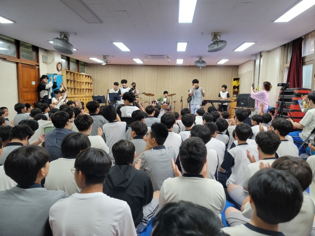 부천동중학교 학생동아리인 밴드부원들이 공연을 펼치고 있다(사진제공-부천교육지원청)