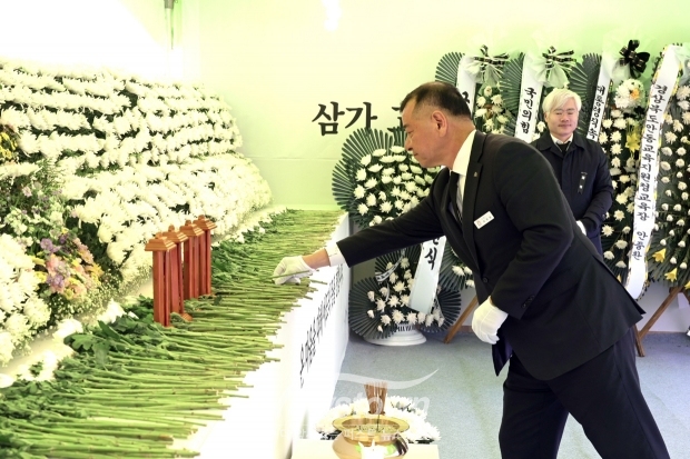 최원철 공주시장이 4월 4일 유관기관 관계자 등과 직접 안동시를 찾아 시민 분향소에서 희생자들을 추모하고 피해 주민들에게 따뜻한 위로의 뜻을 전했다.