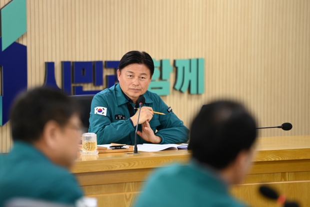 조용익 부천시장이 대통령 탄핵소추안 인용 결정 이후 긴급 간부회의를 열고 민생 안정 대책 마련과 책임감 있는 행정을 당부했다.