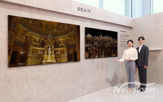  삼성전자 모델이 삼성 강남에서 진행된 ‘Unbox & Discover 2025’ 행사에 한층 진화된 신규 AI 기능이 적용된 2025년 AI TV 신제품을 소개하고 있다./ 사진=삼성전자 제공 <br>