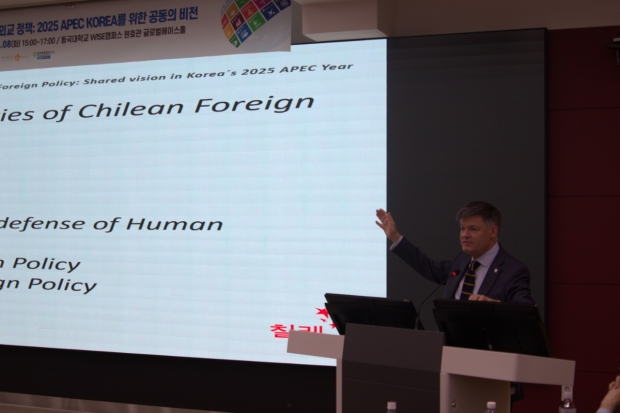 마티아스 프랑케 주한칠레대사가 8일 경북 경주시 동국대 WISE캠퍼스에서 열린 ‘경주형 세계시민교육’에서 강연하고 있다