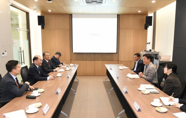 조용익 부천시장과 한정석 부천대학교 총장이 간담회에서 지역 상생 방안에 대해 논의하고 있다.