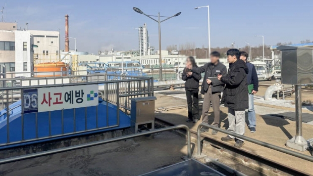 수도권매립지관리공사 관계자가 수도권매립지 침출수처리장에 방문한 지자체 매립시설 담당 공무원에게 기술지원을 하는 모습