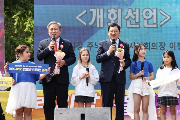 지난해 5월 황성공원 타임캡슐공원 일원에서 열린 ‘제26회 청소년 화랑문화제’에서 주낙영 경주시장이 “청소년이 건강하게 성장하고 꿈을 응원하는 환경을 만들기 위해 노력하겠다”고 밝히고 있다