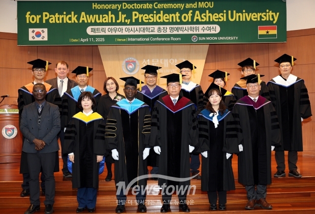 선문대학교가 지난 4월 11일 산 캠퍼스 국제회의실에서 제6회 선학평화상 공동 수상자인 패트릭 아우아 아시시대학교 총장에게 명예박사 학위를 수여했다.