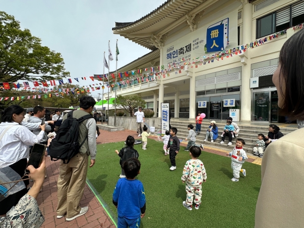 2025년 책인축제에서 가족단위 방문객들이 행사에 참여하고 있다