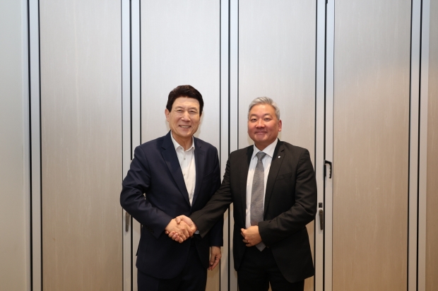 이강덕 포항시장은 14일 서울 강남구 소재 식당에서 이주옥 세계경제포럼 아시아태평양 국장과 오찬을 갖고, 포항시와 WEF 간 협력 방안에 대해 논의했다.(왼쪽부터 이강덕 포항시장, 이주옥 세계경제포럼 아시아태평양 국장)
