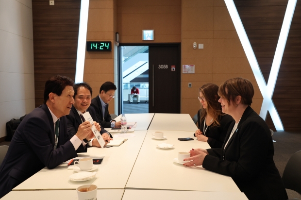 이클레이 회장인 카트린 휀펠트 야메(스웨덴 말뫼시장)을 만나 2027년 세계총회의 포항 유치 당위성과 국제적 역량을 설명하며 지지를 요청했다.