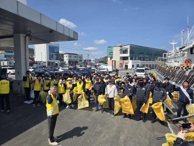 경주시 해양수산과에서는 감포항 100년 기념행사를 맞아 유관단체, 지역어업인과 함께 환경정비를 실시했다