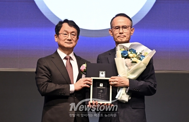 공주시가 4월 16일 서울 신라호텔에서 열린 ‘2025 대한민국 대표브랜드 대상’ 시상식에서 공주알밤(임산물부문)이 대상을 수상하는 영예를 안았다.