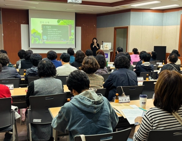 스마트경로당에서 재활용 교육을 하고 있는 모습
