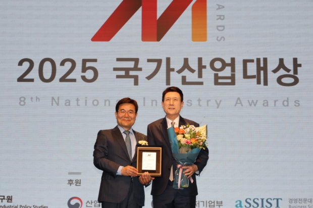수상 후 기념촬영을 하고 있는 이강덕 포항시장(오른쪽)