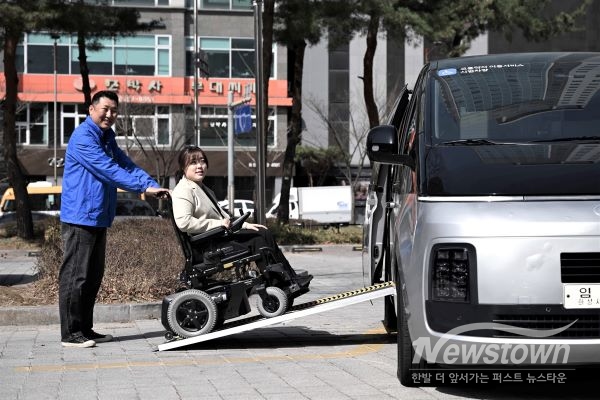 전국 최초로 옆문 탑승 방식을 적용한 유니버설디자인 차량에 장애인 승객이 탑승하고 있다. /화성시<br>