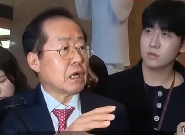 MBC 기자의 헌법재판소의 탄핵 관련 질문에 “다음에는 당신(기자)이 (헌재 재판에) 들어가!”라고 직격하는 홍준표 국민의힘 대선 후보/MBC 방송 화면 캡처