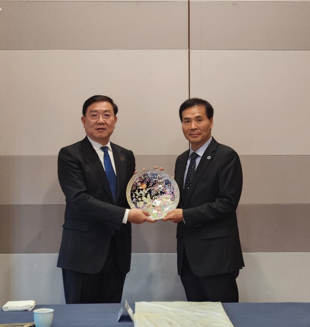 왼쪽부터 왕 펑 차오 청두시장, 황효진 글로벌도시정무부시장
