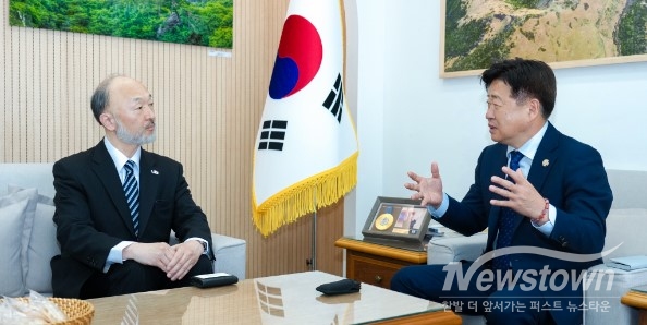 이케다 요오이치(池田洋一) 주제주일본국총영사관 신임 총영사(왼쪽)와 대화를 나누고 있는 오영훈 제주지사 / 사진=제주도청 제공 <br>