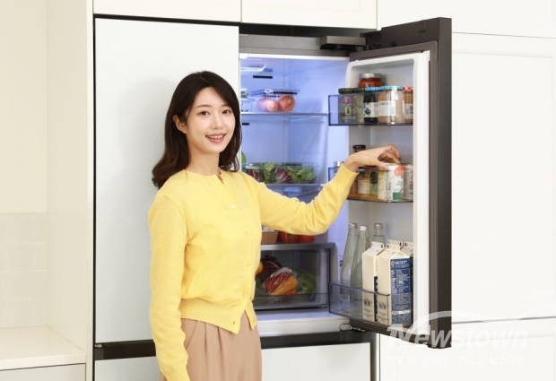 삼성전자가 ‘푸드 쇼케이스’ 도어를 적용한 ‘비스포크 AI 하이브리드 키친핏 맥스’ 냉장고를 선보였다/ 삼성전자 제공 <br>