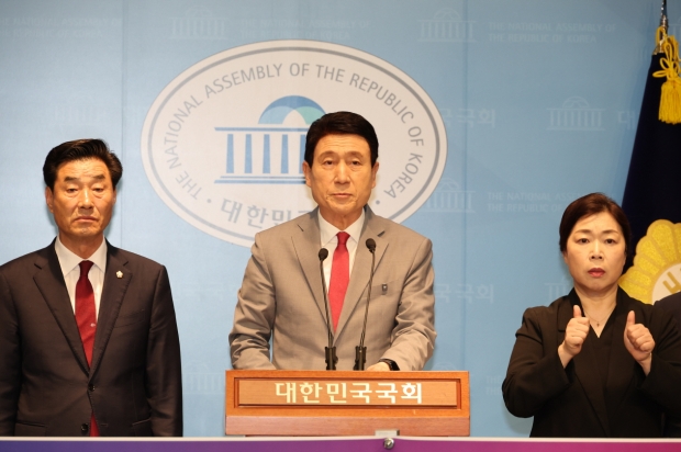 이강덕 포항시장이 입장문을 발표하고 있다