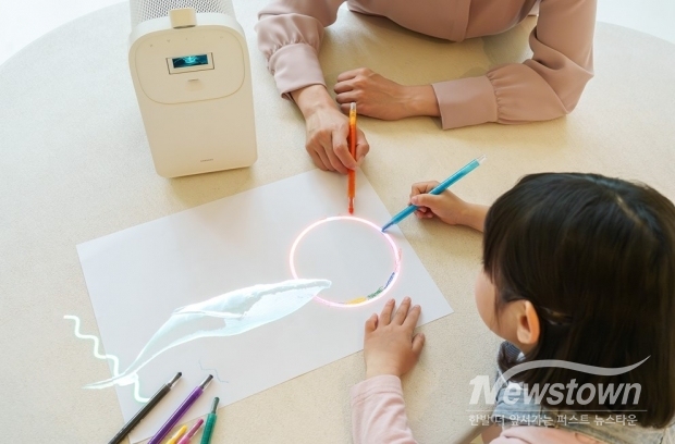 삼성전자 모델이 터치 인터랙션 기능이 탑재된 프리미엄 가정용 프로젝터 ‘더 프리미어5’를 체험하고 있다. / 사진=삼성전자 제공
